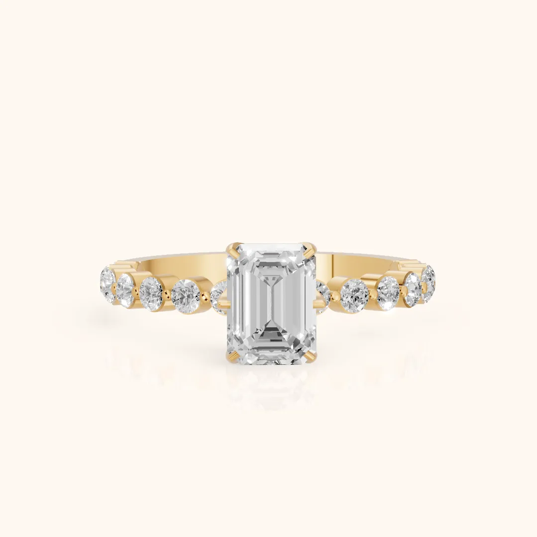 Bague de fiançailles Eleanor Majesty avec émeraudes et diamants latéraux en or jaune