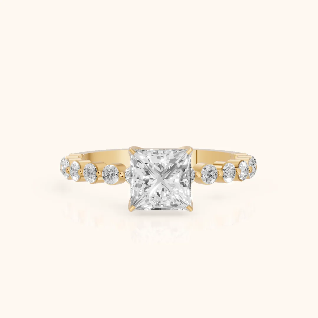 Bague de Fiançailles Eleanor Majesty en Or Jaune, Diamant Princesse et Pierres Latérales