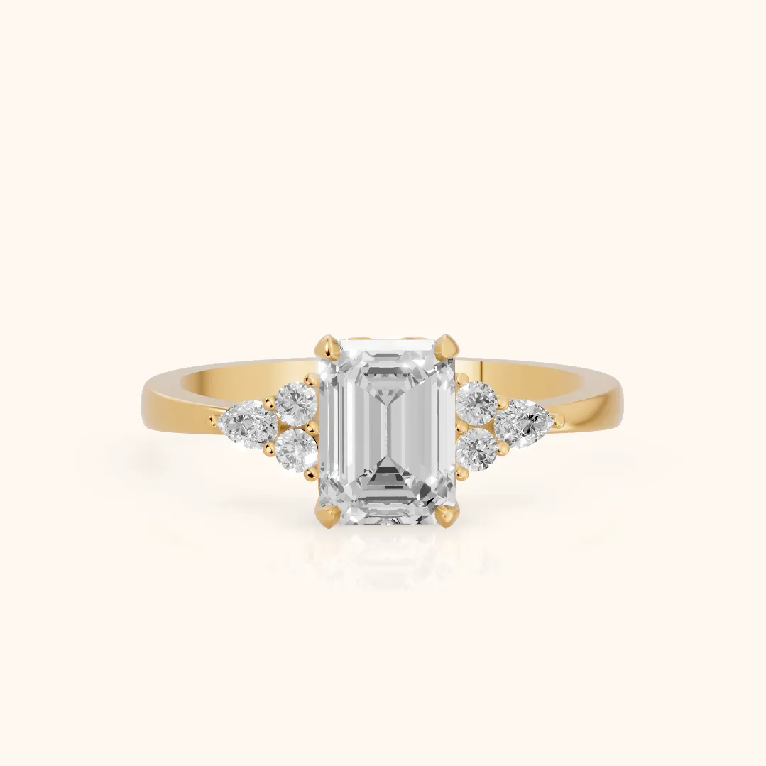 Bague de fiançailles Amelia en or jaune, diamant et émeraude trois pierres