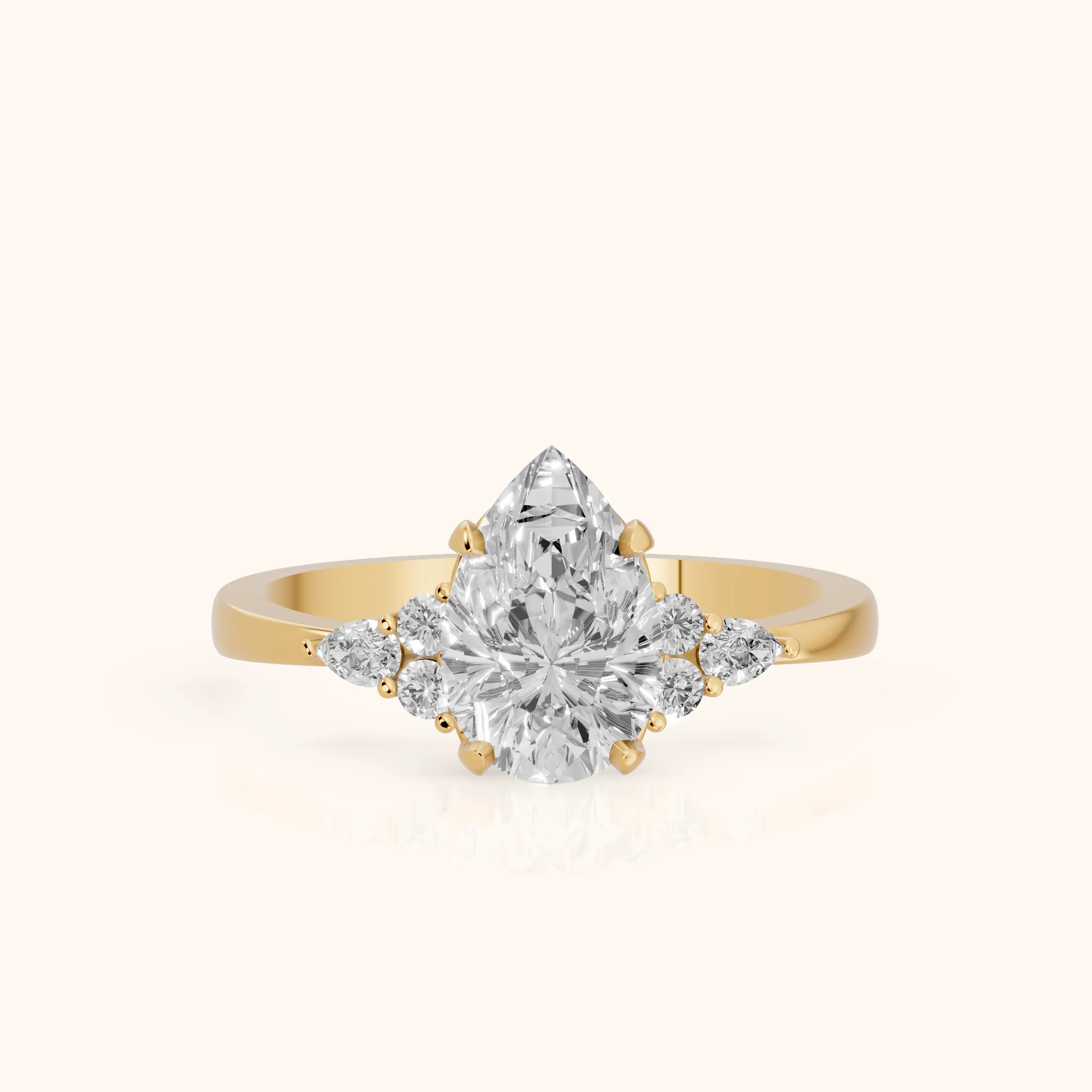 Bague de Fiançailles Amelia à Trois Diamants Poire en Or Jaune — view 1