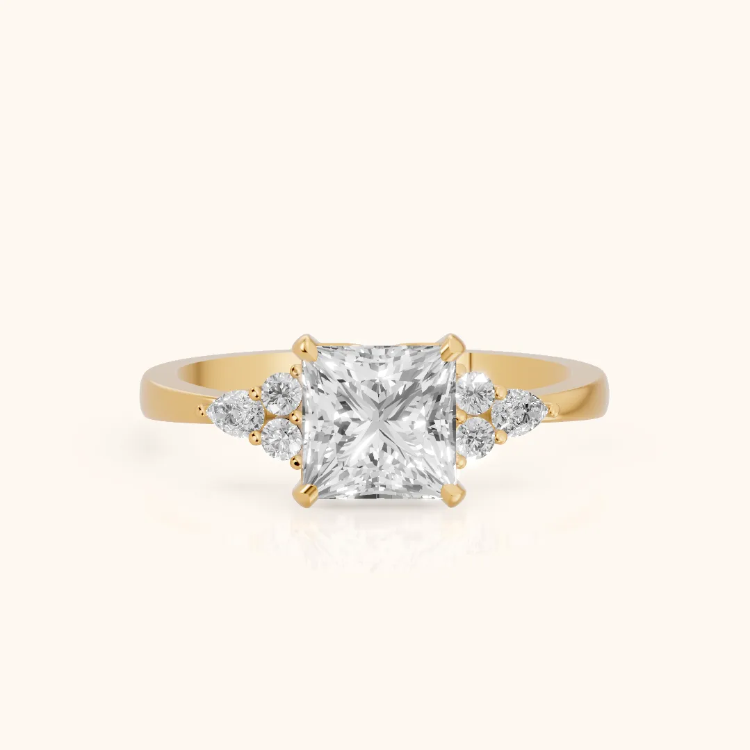 Bague de Fiançailles Amelia en Or Jaune avec Diamant Princesse Trois Pierres