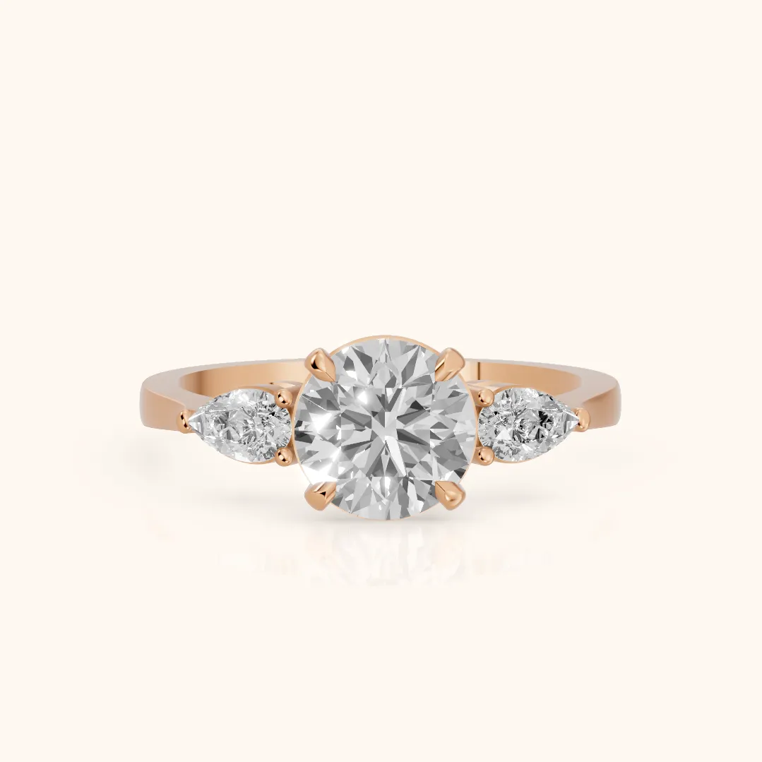 Bague de fiançailles Grace à trois pierres en diamant rond en or rose