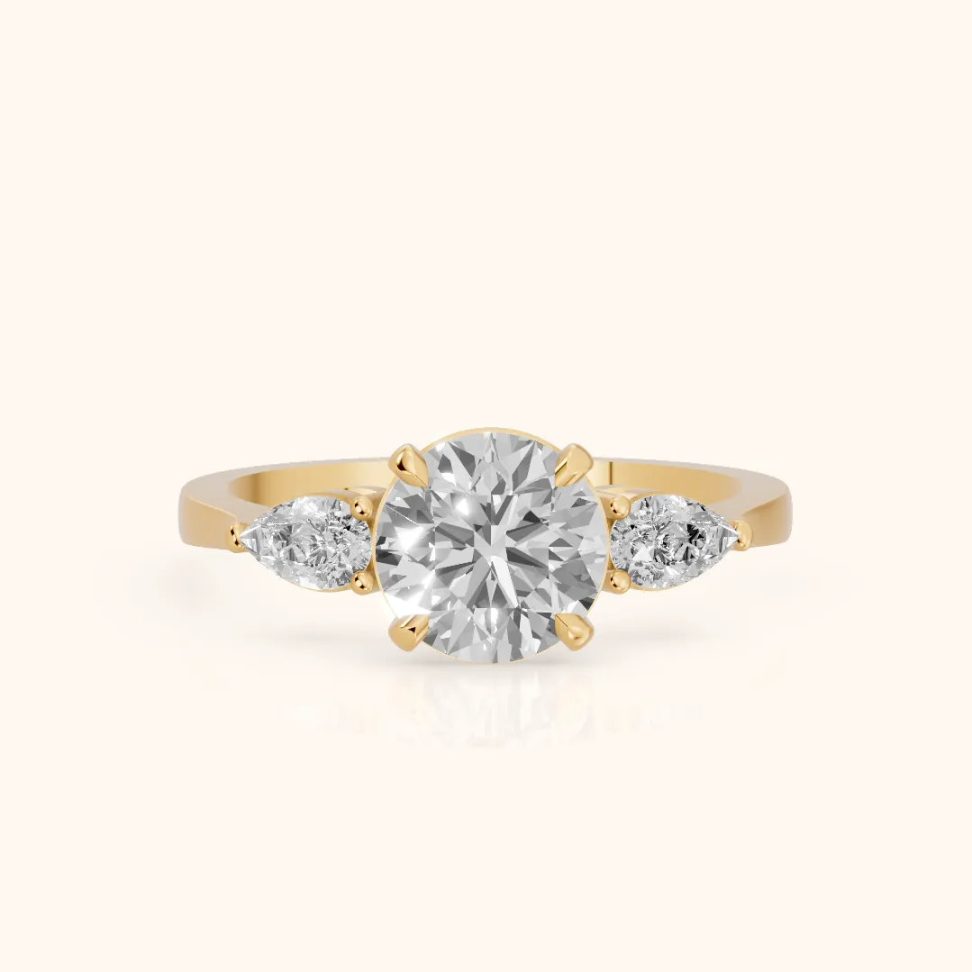 Bague de fiançailles Grace à trois pierres en or jaune et diamant rond